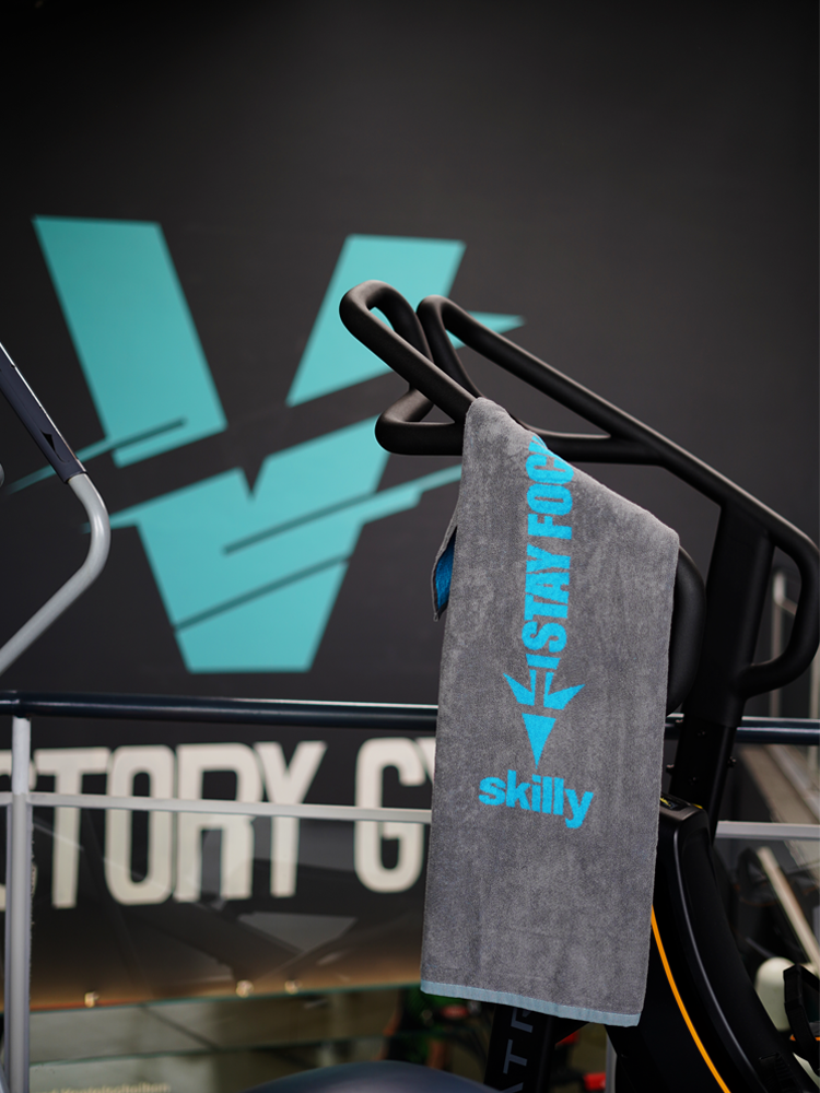 Fitness-Handtuch an Fitnessgerät hängt