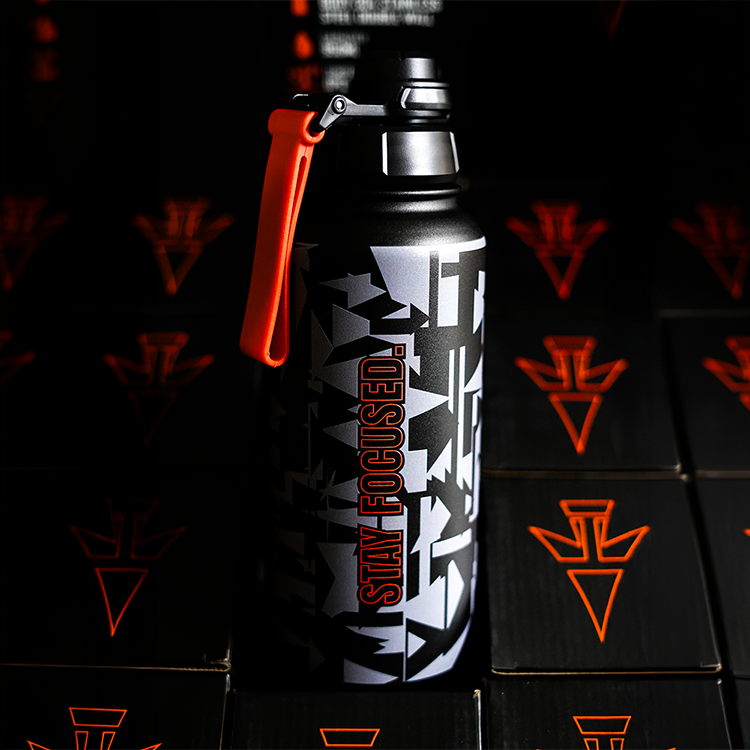 Split trinkflasche aus edelstahl hinterseite aufschrift stay focused 750x750 Split trinkflasche aus edelstahl Split trinkflasche aus edelstahl vorderseite logo in orange und aufschrift skill auch in orange sonst flasche mit schwarz graue muster hinterseite aufschrift stay focused