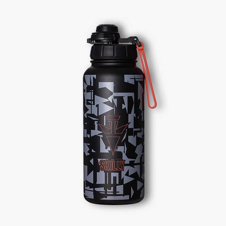 Split trinkflasche aus edelstahl vorderseite logo in orange und aufschrift skill auch in orange sonst flasche mit schwarz graue muster