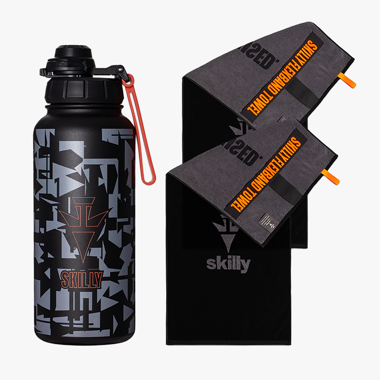 zwei fitness handtücher aus baumwolle in farbe grau und schwarz und eine Trinkflache aus Edelstahl in farbe grau schwarz. alle produkte haben auch orange details